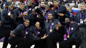 El equipo de EEUU celebra el oro del básquetbol de los Juegos Olímpicos.