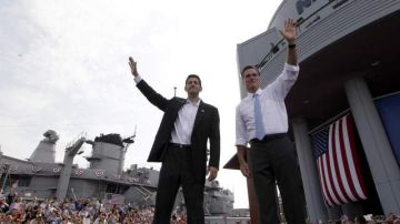 El candidato presidencial republicano, Mitt Romney (d) presenta a Paul Ryan (i) como su candidato a la vicepresidencia.