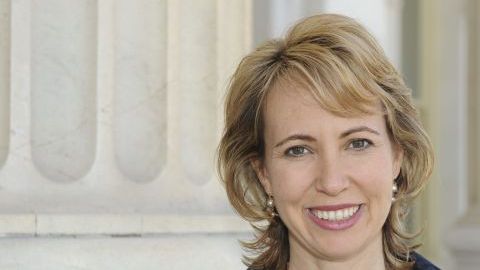 Gabrielle Gibson y su esposo van a vivir de nuevo en Tucson, donde la excongresista continuará con su rehabilitación.