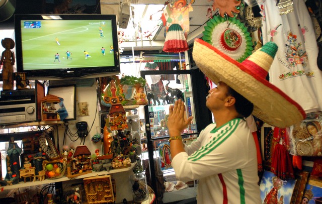 El chino-mexicano Salvador Horuichi estuvo rezando a la virgen de la Guadalupe hasta el último segundo del partido.