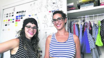 Bettina D'Ascoli (der) y Gaby Montiel (izq), las diseñadoras de 'The House of Brooklyn Rascals'.