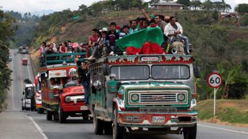 Indígenas se movilizan en buses por la carretera Panamerica para una concentración pública en Piendamo, al sur del Cauca.