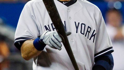 Derek Jeter, de los Yankees, reacciona tras un swing fallido.