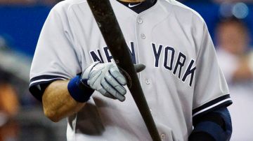 Derek Jeter, de los Yankees, reacciona tras un swing fallido.