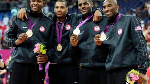 Desde la izquierda, los integrantes de la escuadra estadounidense Kevin Durant, Carmelo Anthony, LeBron James y Kobe Bryant muestran sus medallas de oro del baloncesto masculino, ganadas al vencer ayer a España.