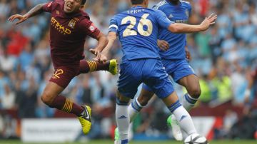 El argentino Carlos Tevez (izq.), del Manchester City, va rumbo al suelo tras chocar con John Terry (26), del Chelsea, en el partido escenificado ayer.
