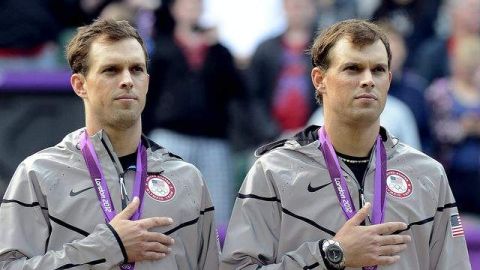 Los tenistas Mike Bryan (izq.) y Bob Bryan, de Camarillo, ganaron medallas de oro el domingo en Londres.