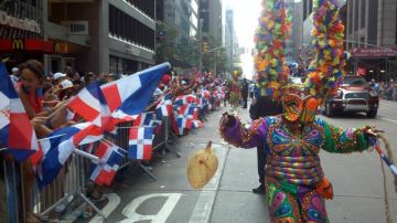 Un diablo cojuelo alegra a los participantes del Desfile Nacional Dominicano que recorrió la Sexta Avenida de Manhattan.