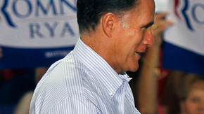 El virtual candidato presidencial Mitt Romney le cede el micrófno a su compañero de fórmula Paul Ryan, en el NASCAR Technical Institute, en Mooresville, Carolina del Norte, ayer.