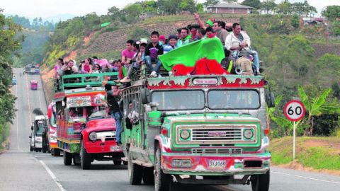 Grandes grupos de indígenas nasas se llegan en buses al encuentro con otras comunidades indígenas, en Piendamo,  Cauca, Colombia.