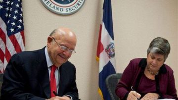 El canciller Carlos Morales Troncoso y la secretaria de Seguridad Nacional de los Estados Unidos, Janet Napolitano, durante la firma del acuerdo.