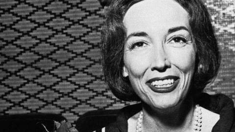 Brown salto a la fama con un exitoso libro titulado “Sex and the Single Girl” (El sexo y la chica soltera) en 1962.