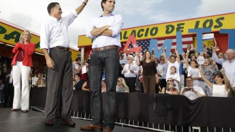 Mitt Romney (i) y su hijo Craig, durante la reunión con sus seguidores en "El Palacio de los Jugos", un restaurante latino en Miami, Florida.