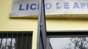 Policías se retiran del Liceo de Aplicación ubicados en la comuna (distrito) de Santiago Centro, después que los alumnos lo ocuparan durante la madrugada y la mañana del lunes pasado.