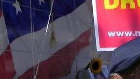 Alma Hernández,  con foto de su hijo Luis Ángel, un policía mexicano desaparecido.