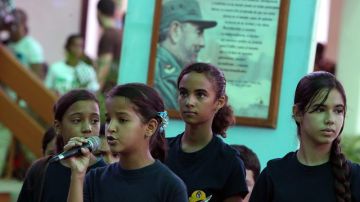 Decenas de niños festejan el cumpleaños número 86 del líder y expresidente Fidel Castro, en el Palacio Central de Pioneros en La Habana (Cuba).