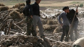 Iraníes buscaban aún supervivientes entre las ruinas de los edificios destrozados por los dos sismos.
