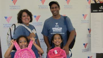 La iniciativa "Operation Backpack" aspira donar 14,000 mochilas escolares a niños sin hogar de Nueva York; el año pasado entregaron 8,000 bultos.