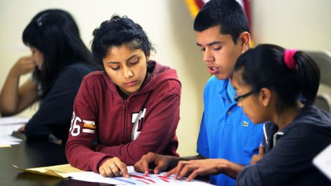 Los jóvenes indocumentados que llegaron desde niños a este país ya tienen a su disposición los formularios para solicitar la acción diferida emitidos por USCIS.