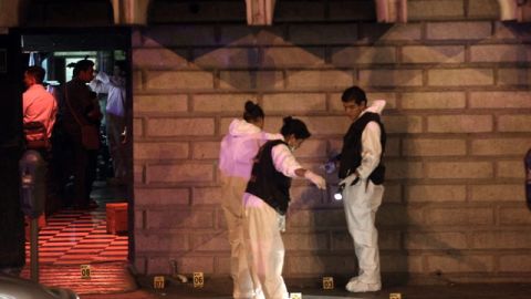 Peritos forenses recogen información  donde 10 personas fallecieron  en un ataque a un  bar ubicado en Monterrey.