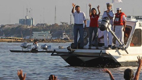 El presidente Ollanta Humala (i), y su esposa, Nadine Heredia (2-i), saludan durante las celebraciones de la distinción a la Amazonía peruana.