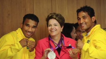 Dilma Rousseff, presidenta de Brasil, posa con las medallas de plata y bronce que respectivamente ganaron los hermanos Esquiva (izq.) y Yamaguchi Falcao (der.).