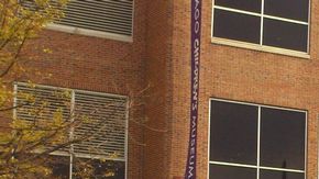 Imagen de jóvenes y sus familiares haciendo fila al aire libre en Navy Pier, en Chicago.