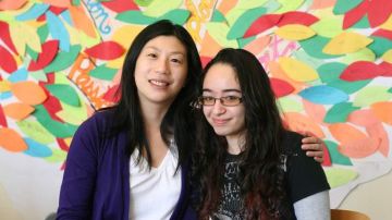 Cindy Caban, con su tutora Wendy Lee, dice que por su experiencia en Girls Write Now es ahora una escritora con una voz más fuerte.