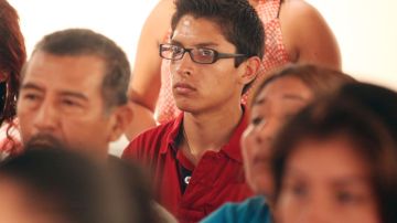 Edgar Morales escucha atentamente la información para los 'soñadores'.