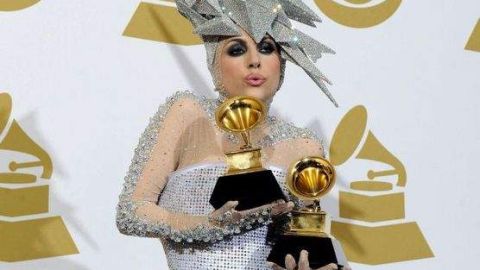 Lady Gaga, que sostiene sus Grammys a Mejor disco y Mejor grabación por "The Fame" y "Poker Face" en la 52 edición de estos galardones en el 2012. La cantante luce uno de los sombreros creados por Philip Treacy.
