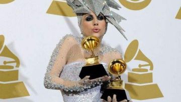 Lady Gaga, que sostiene sus Grammys a Mejor disco y Mejor grabación por "The Fame" y "Poker Face" en la 52 edición de estos galardones en el 2012. La cantante luce uno de los sombreros creados por Philip Treacy.