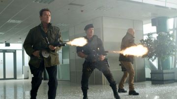 Arnold Schwarzenegger, Sylvester Stallone y Bruce Willis en una trepidante escena de ‘The Expendables 2’.