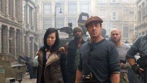 Dolph Lundgren (der.) comparte cartel con, de izq. a der.,  Yu Nan, Terry Crews, Sylvester Stallone y Randy Couture, entre otros, en 'The Expendables 2'.