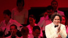 Juan Luis Guerra (centro) saluda a Gustavo Dudamel y la Filarmónica de Los Ángeles en el concierto del martes por la noche.