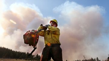 Bombero lucha contra un incendio en Cle Elum, Washington, donde se han incrementado los niveles de contaminación.