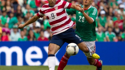Jorge Torres, (atrás) de México trata de frenar un avance de Danny Williams de Estados Unidos, durante el vibrante cotejo amistoso disputado ayer.