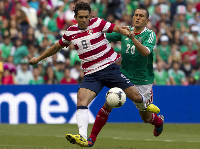Jorge Torres, (atrás) de México trata de frenar un avance de Danny Williams de Estados Unidos, durante el vibrante cotejo amistoso disputado ayer.