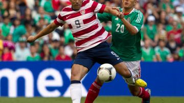 Jorge Torres, (atrás) de México trata de frenar un avance de Danny Williams de Estados Unidos, durante el vibrante cotejo amistoso disputado ayer.