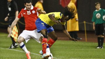 El jugador ecuatoriano Juan Carlos Paredes (d) disputa el balón con Eugenio Mena (i) de Chile durante el partido amistoso celebrado en el estadio Citi Field.