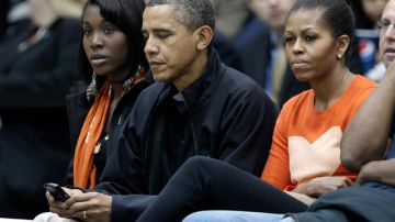 Obama genera más de 400 tuits y supera en su blog a su rival Mitt Romney. Hasta en los juegos de baloncesto el presidente no deja de revisar su blackberry.