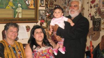 Nieves Ayres (Izq.) y su esposo Víctor Toro, junto a su hija y su nieta, son los fundadores de Vamos a la Peña de El Bronx, un grupo latino de lucha comunitaria.