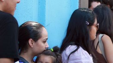 El procurador Cyrus Vance informó a la comunidad inmigrante que debe tener cuidado con estos defraudadores y la llamó a denunciar estas estafas a su oficina, independientemente de su condición migratoria.