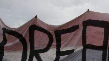 Desde ayer, centenares de miles de jóvenes indocumentados colmaron centros comunitarios en todo el país para iniciar los trámites que les protejan de la deportación y les permita acceder a un permiso de trabajo.