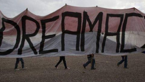 Desde ayer, centenares de miles de jóvenes indocumentados colmaron centros comunitarios en todo el país para iniciar los trámites que les protejan de la deportación y les permita acceder a un permiso de trabajo.