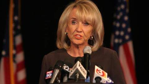 Brewer dijo que quiere reafirmar la intención de la ley vigente de Arizona que niega a los inmigrantes irregulares permisos de conducir y prestaciones que son pagadas por los contribuyentes.