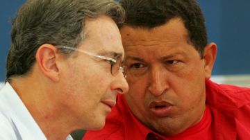 El expresidente de Colombia, Álvaro Uribe, y el presidente de Venezuela, Hugo Chávez, en una de las cumbres pasadas.