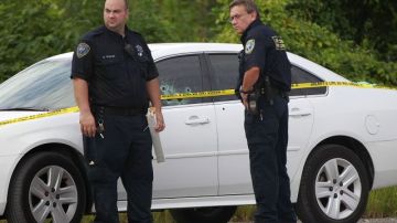 Policías inspeccionan un auto que fue impactado por las balas, durante el tiroteo esta mañana en una localidad cercana a Nueva Orleans.