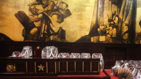 Empleados trabajan en el Salón de la Asamblea Nacional donde hoy será investido el nuevo presidente Danilo Medina.