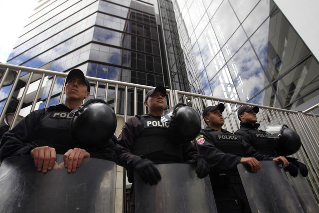 Policías prestan vigilancia frente a la sede de la embajada de Ecuador en Londres, Inglaterra.