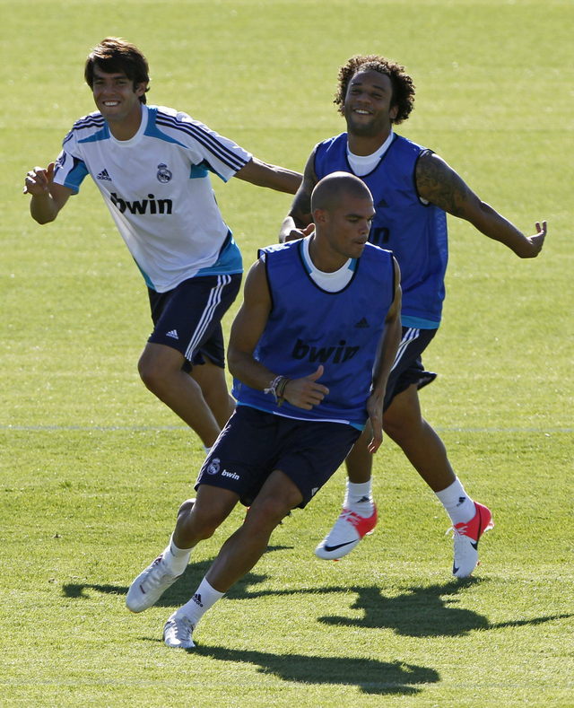 Los jugadores del Real Madrid, Kaká (i), Marcelo (d) y Pepe, durante el entrenamiento para enfrentar  al Valencia.